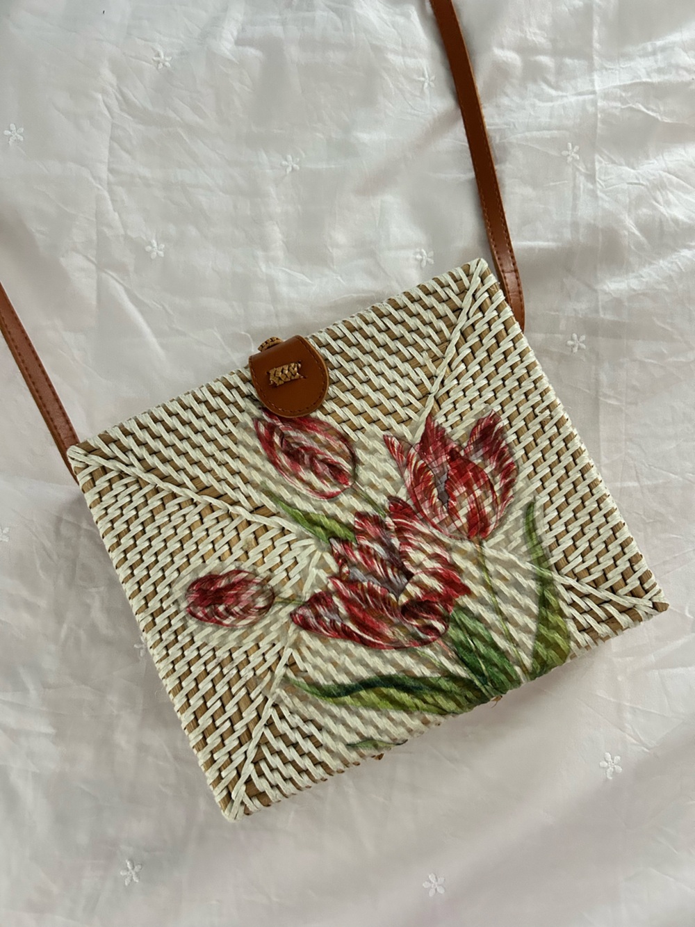 Square white Lilly rattan purse - Picture 2 of 5